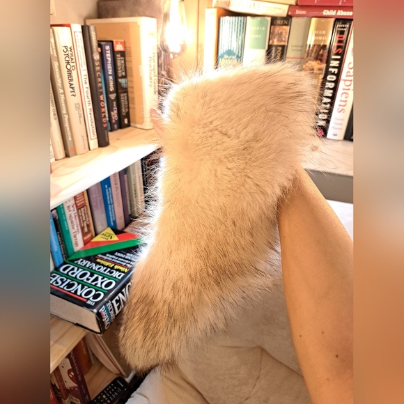 Real fur scarf shawl wrap, white fur with black tips, 40.5 inches long - Picture 13 of 15